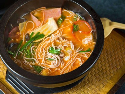 過橋米線湯底，過橋米線配料盡在青島大廚四寶