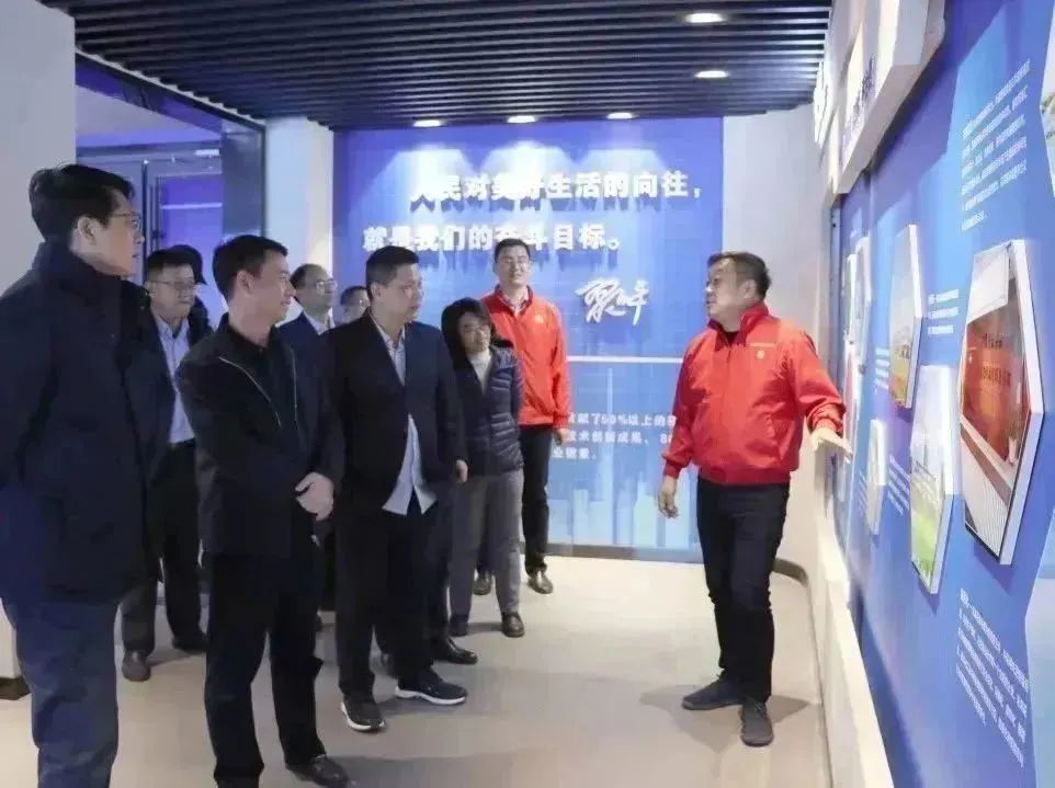 ?？诰C合保稅區(qū)工委副書記、管委會主任侯同波及青島波尼亞公司董事長趙向進到花帝公司進行實地參觀交流